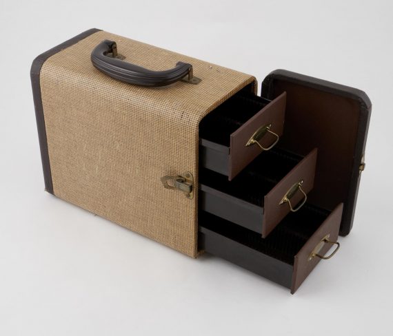 Portable filing case made of wood, covered with li (Portable filing case)
